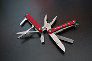 Мультитул Leatherman Squirt PS4 Red